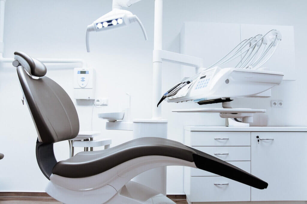 The examination room of a dentist who succeeds using local dental SEO.